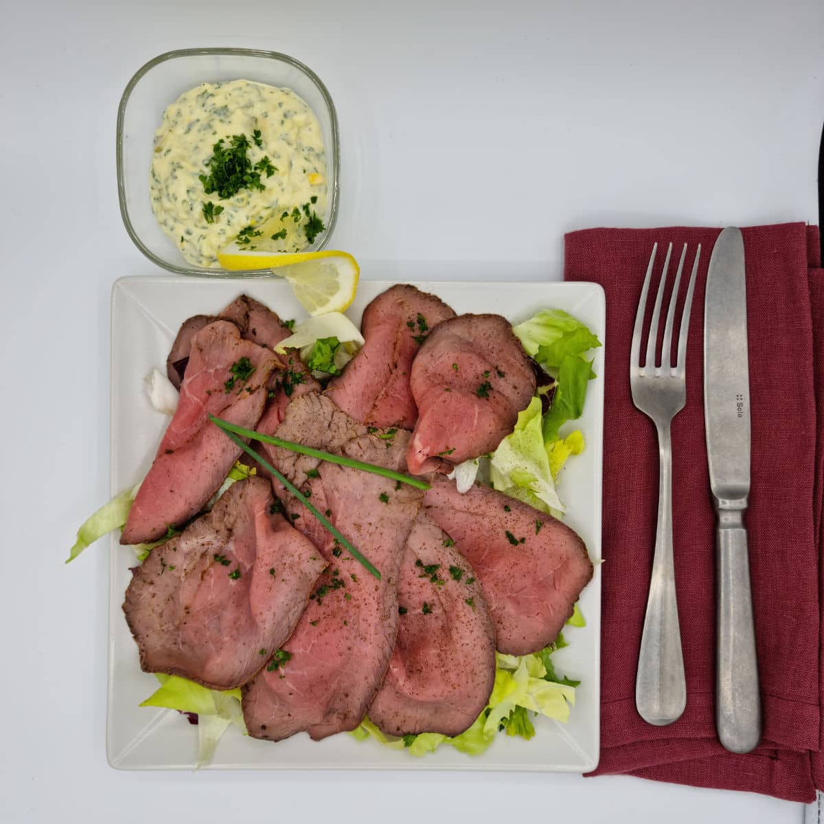 roastbeef-mit-tartare-sauce-und-grüne-salate