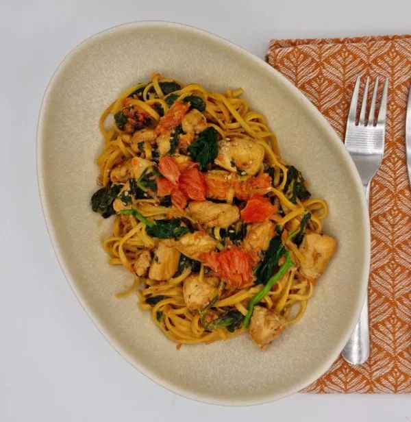des-de-poulet-marines-mit-spinat-sesam-und-grapefruit