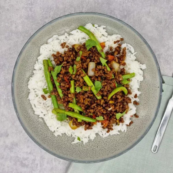 phat krapao-plat-thailandaise-a-la-fleisch-hackfleisch