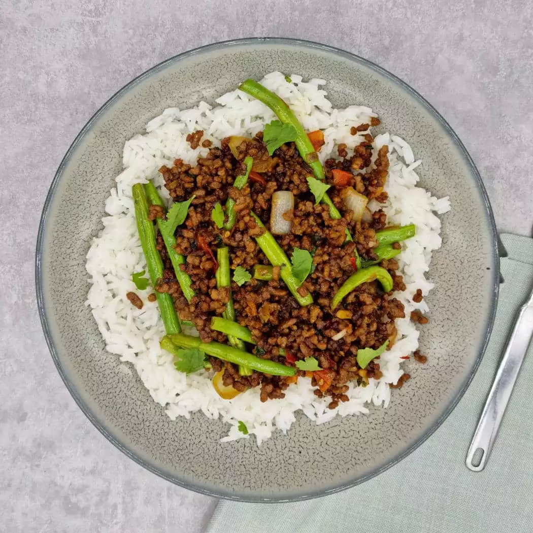 phat krapao-plat-thailandais-a-la-viande-hachee