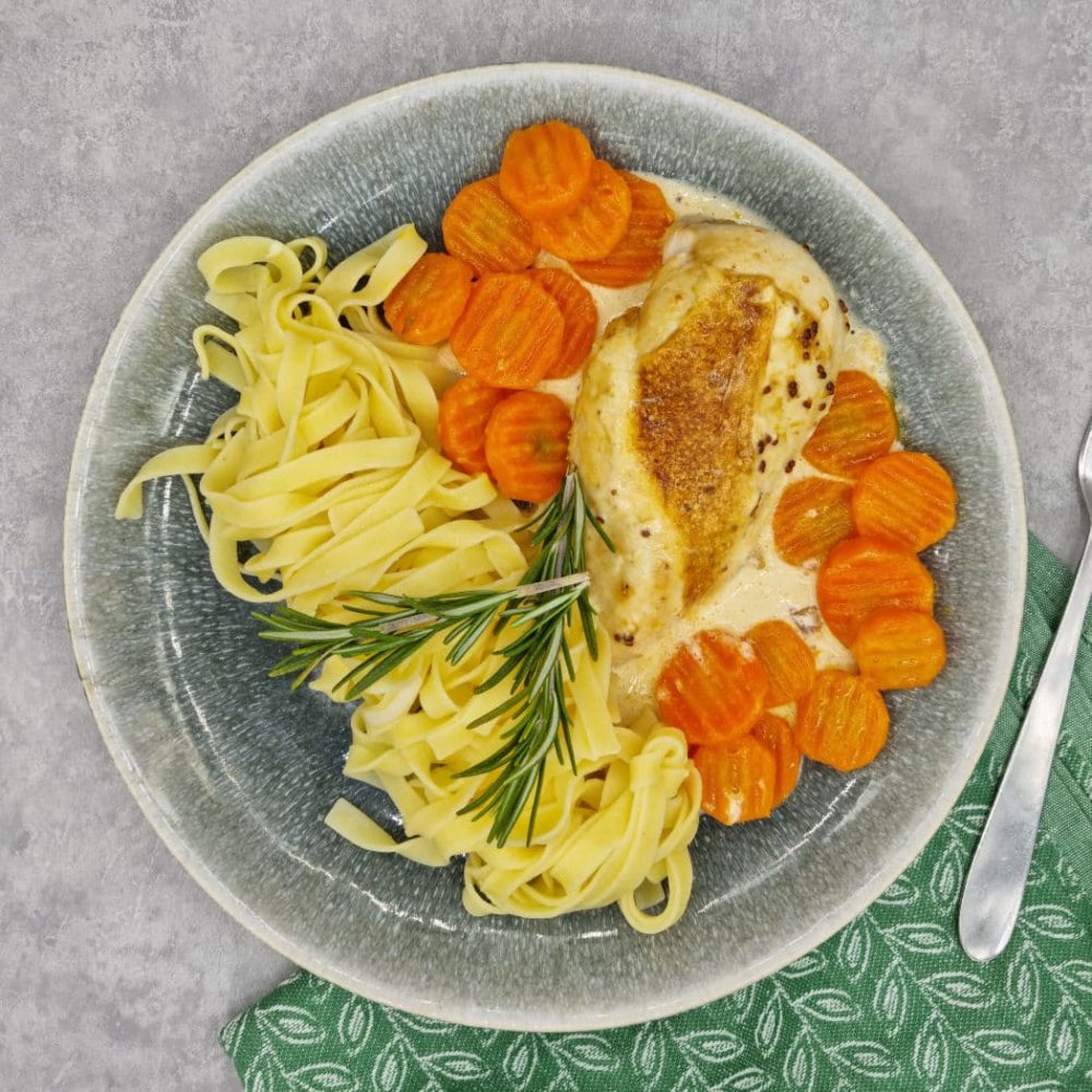Poulet, sauce à la crème citrongingembre, tagliatelles et carottes