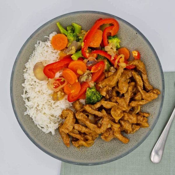 Beef with satay and vegetables
