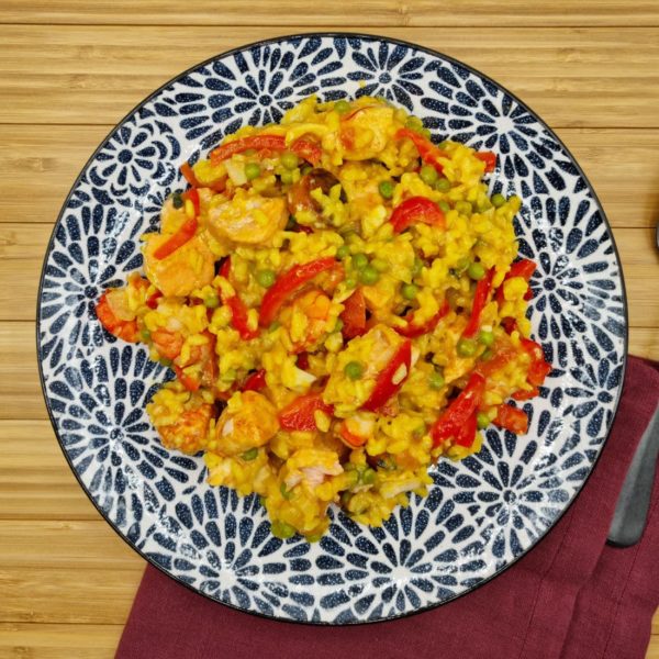 Paella au poulet, poisson et chorizo