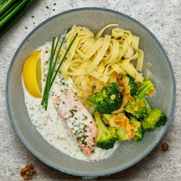 Lachs in Schnittlauchcreme, Tagliatelle und Brokkoliknusperli