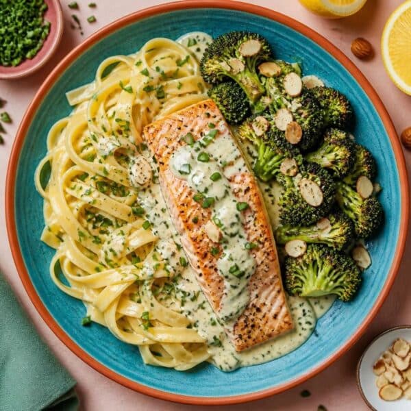 Saumon à la crème ciboulette, tagliatelles et croquants de brocolis