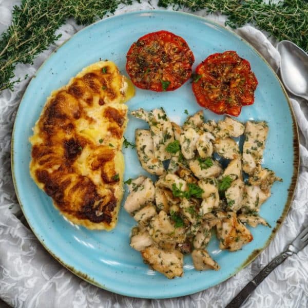 Putensteak mit Thymian und Rosmarin, Dauphinois-Gratin und Petersilientomaten
