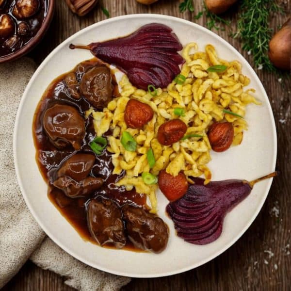 Civet de cerf aux marrons, spätzlis et poires au vin
