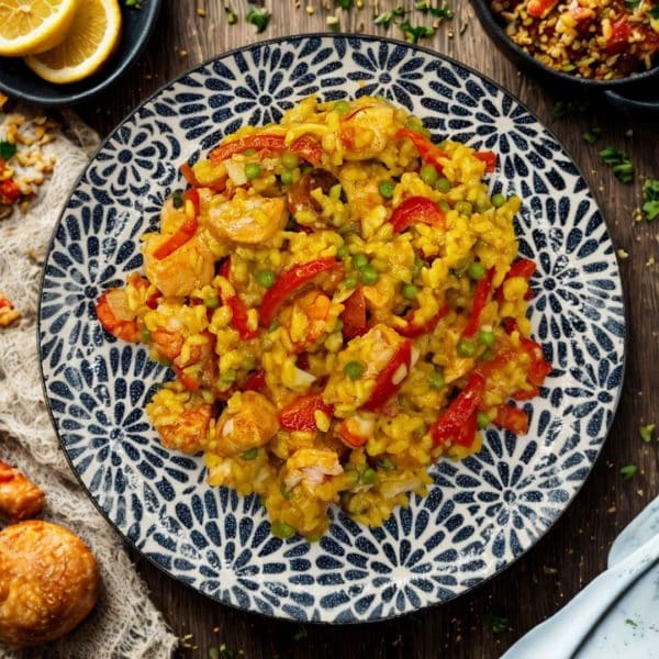 Paella au poulet, poisson et chorizo