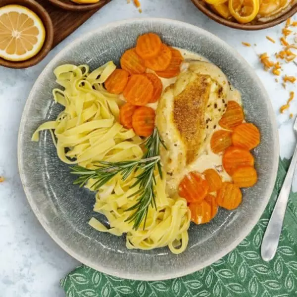 Poulet, sauce à la crème citron-gingembre, tagliatelles et carottes glacées