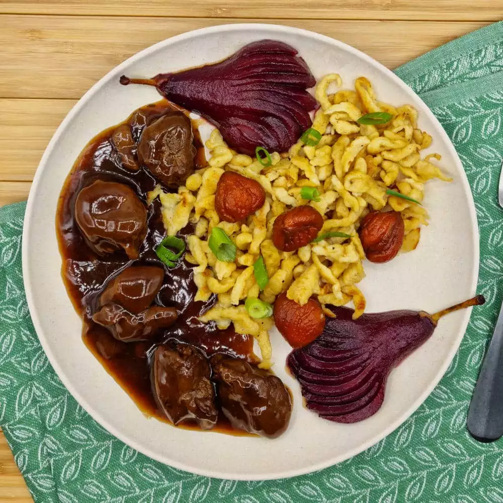 Civet de cerf aux marrons, späzlis et poires au vin