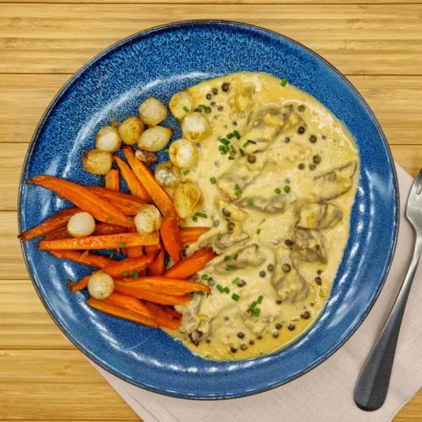 Émincé de boeuf, sauce au poivre et carottes confites