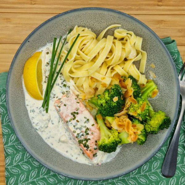 Salmon with chive cream, tagliatelle and crunchy broccoli