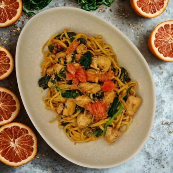 Dés de poulet marinés avec épinards sésame et grapefruit