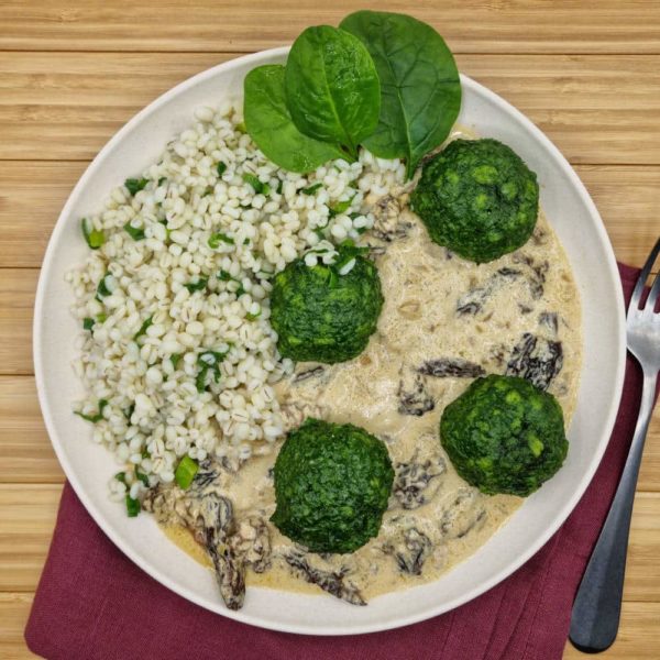 Boulettes d'épinards, sauce aux morilles et orge perlé aux oignons