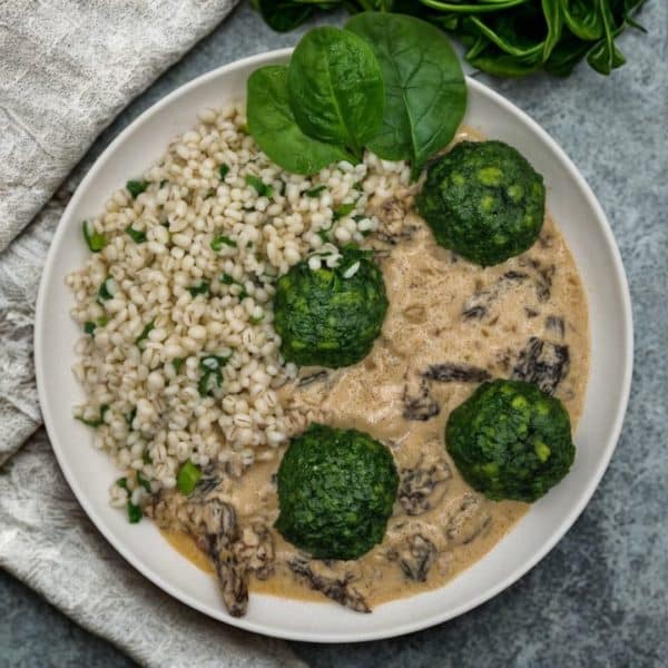 Boulettes d'épinards, sauce aux morilles et orge perlé aux oignons