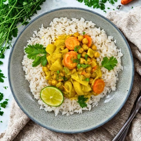 Curry aux poireaux, carottes, oignons et pois chiches