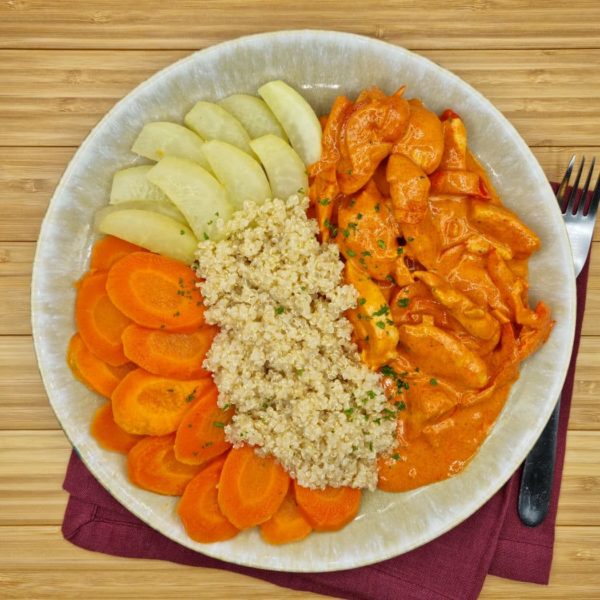 Poulet sauce au paprika, colrave, quinoa et carottes