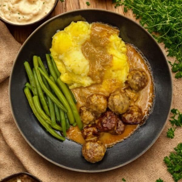 Boulettes à la suédoise, purée de pommes de terre et fagot de haricots