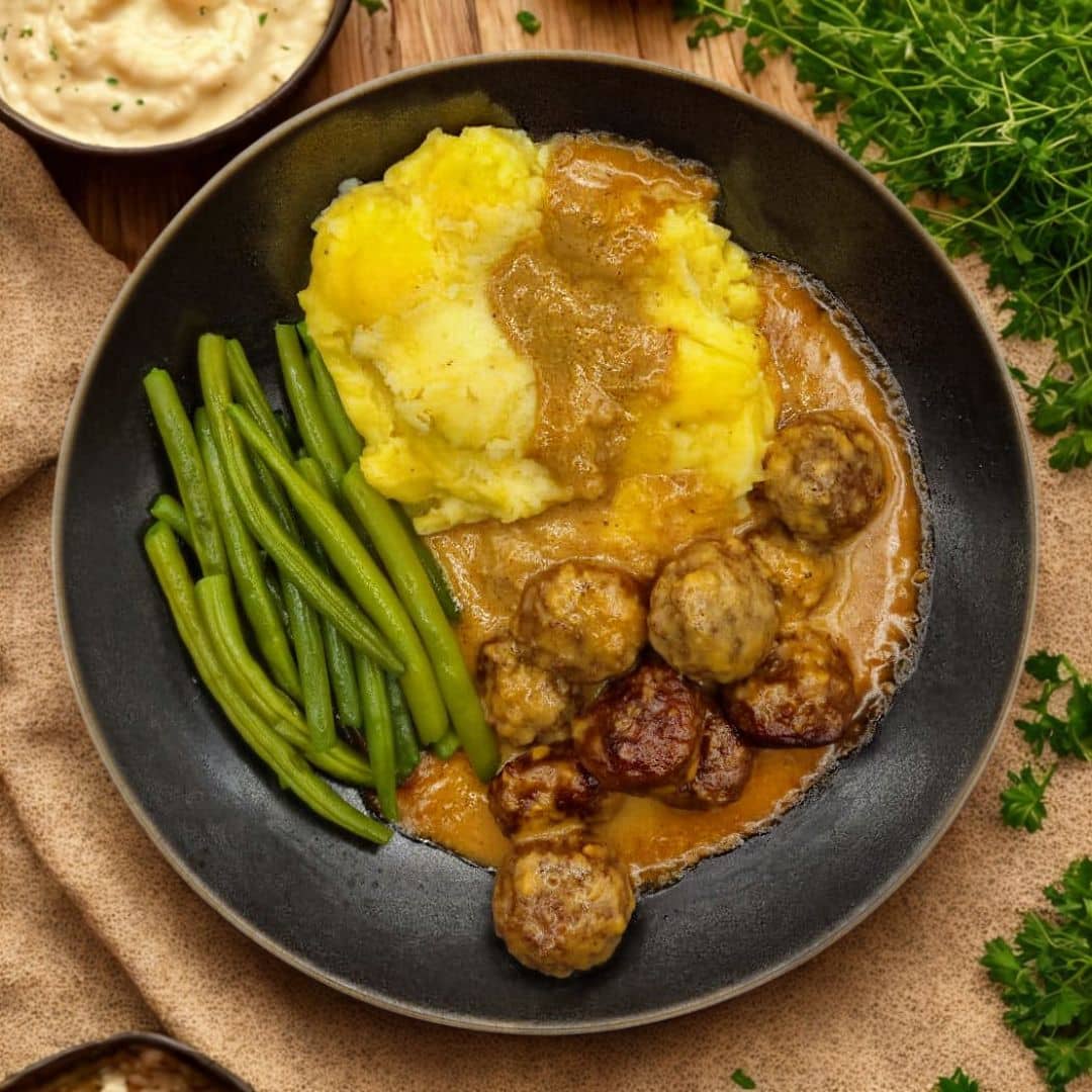 Boulettes à la suédoise, purée de pommes de terre et fagot de haricots