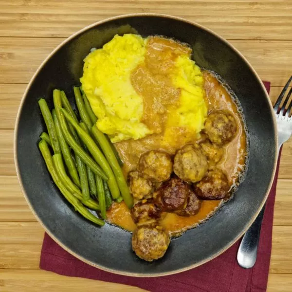 Schwedische Klöße, Kartoffelpüree und Bohnenbündel