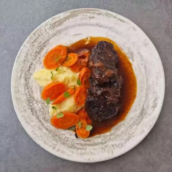 Bœuf braisé au vin rouge, écrasé de pomme de terre et carottes glacées