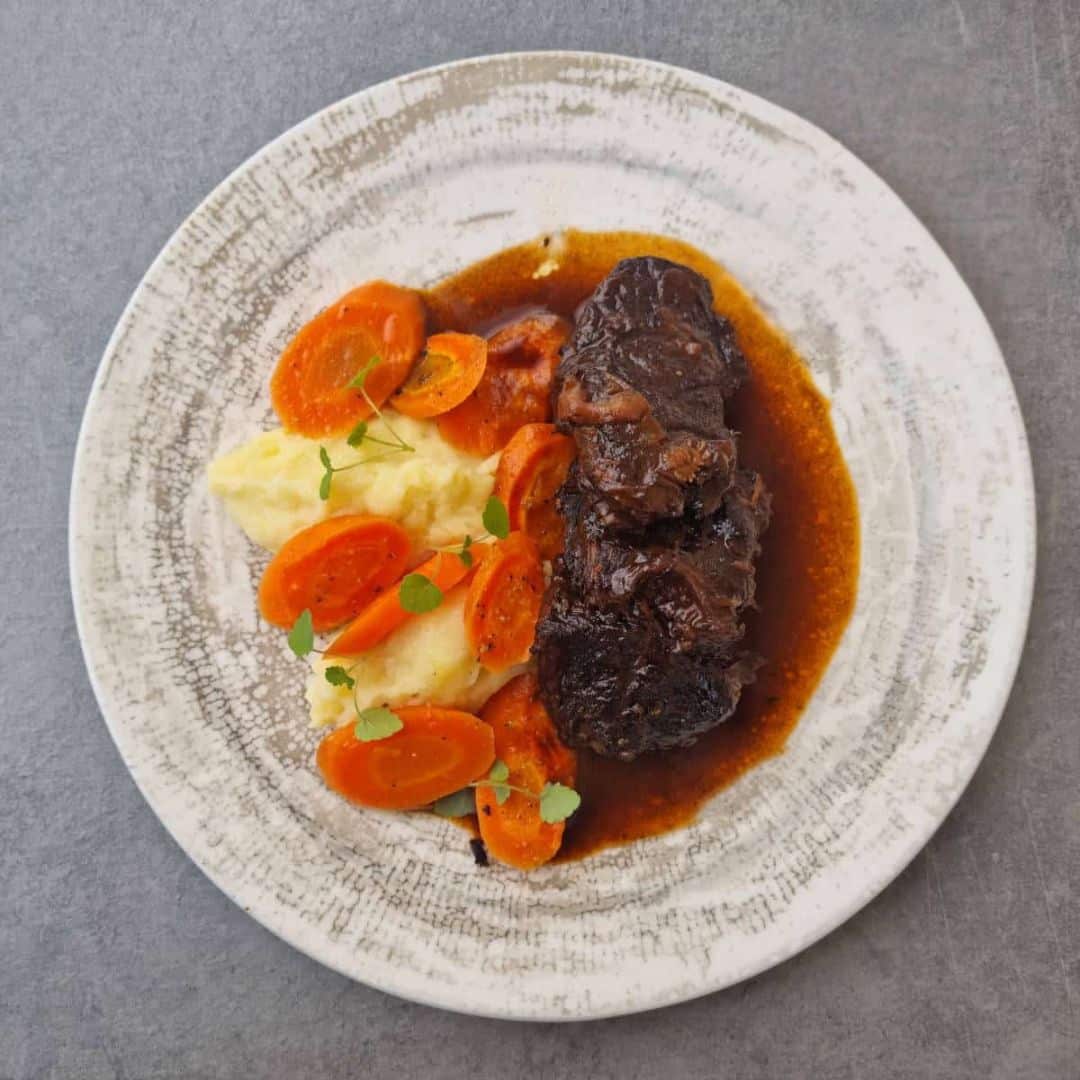 Bœuf braisé au vin rouge, écrasé de pomme de terre et carottes glacées