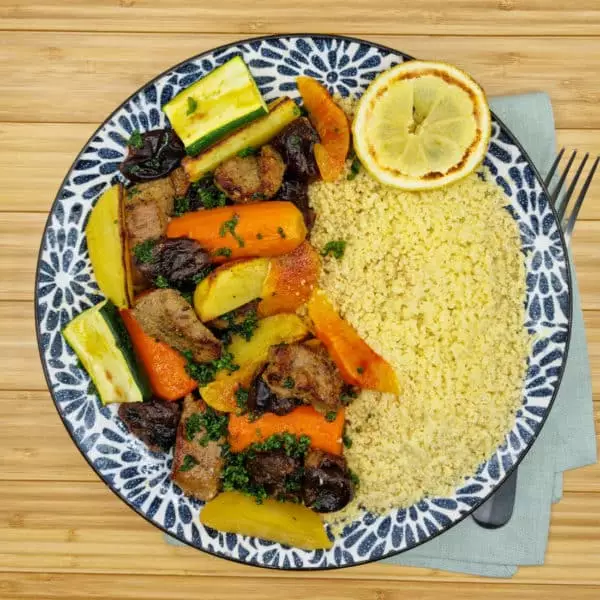 Tajine d’agneau aux légumes, aux pruneaux et aux oranges