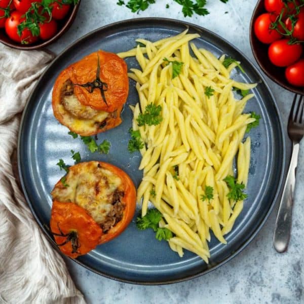 Tomates farcies à la viande hachée et trofie