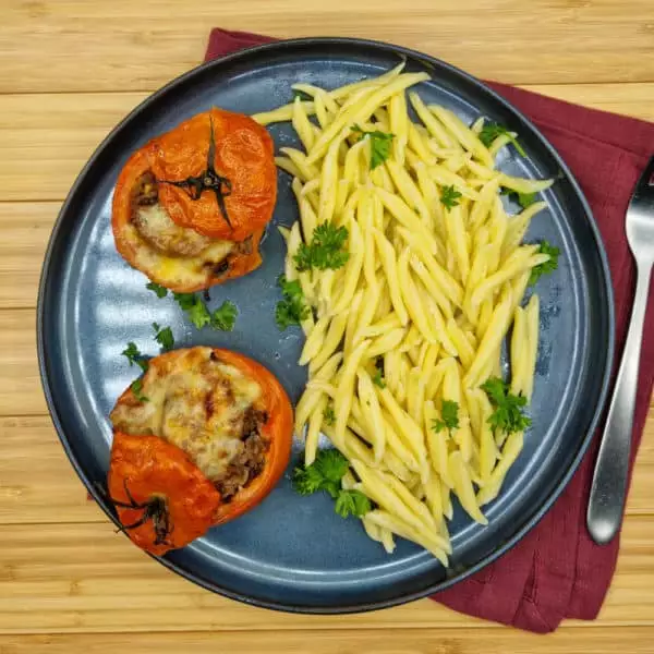 Tomates farcies à la viande hachée et trofie