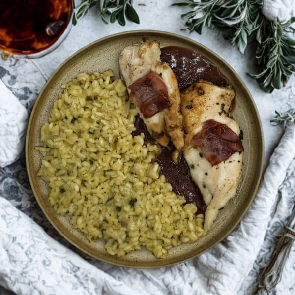 Saltimbocca de poulet, jus au Porto & risotto à la sauge