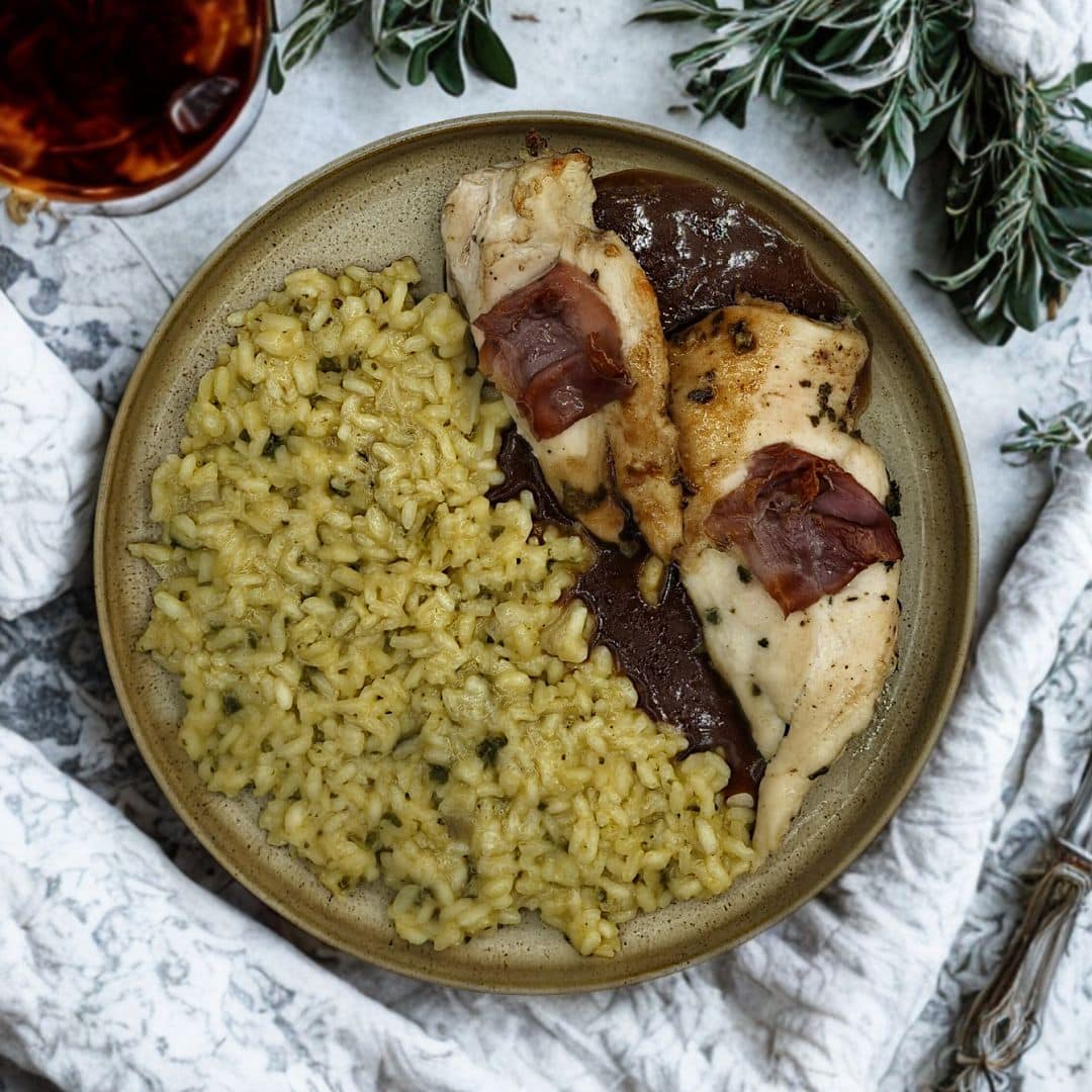 Saltimbocca de poulet, jus au Porto & risotto à la sauge