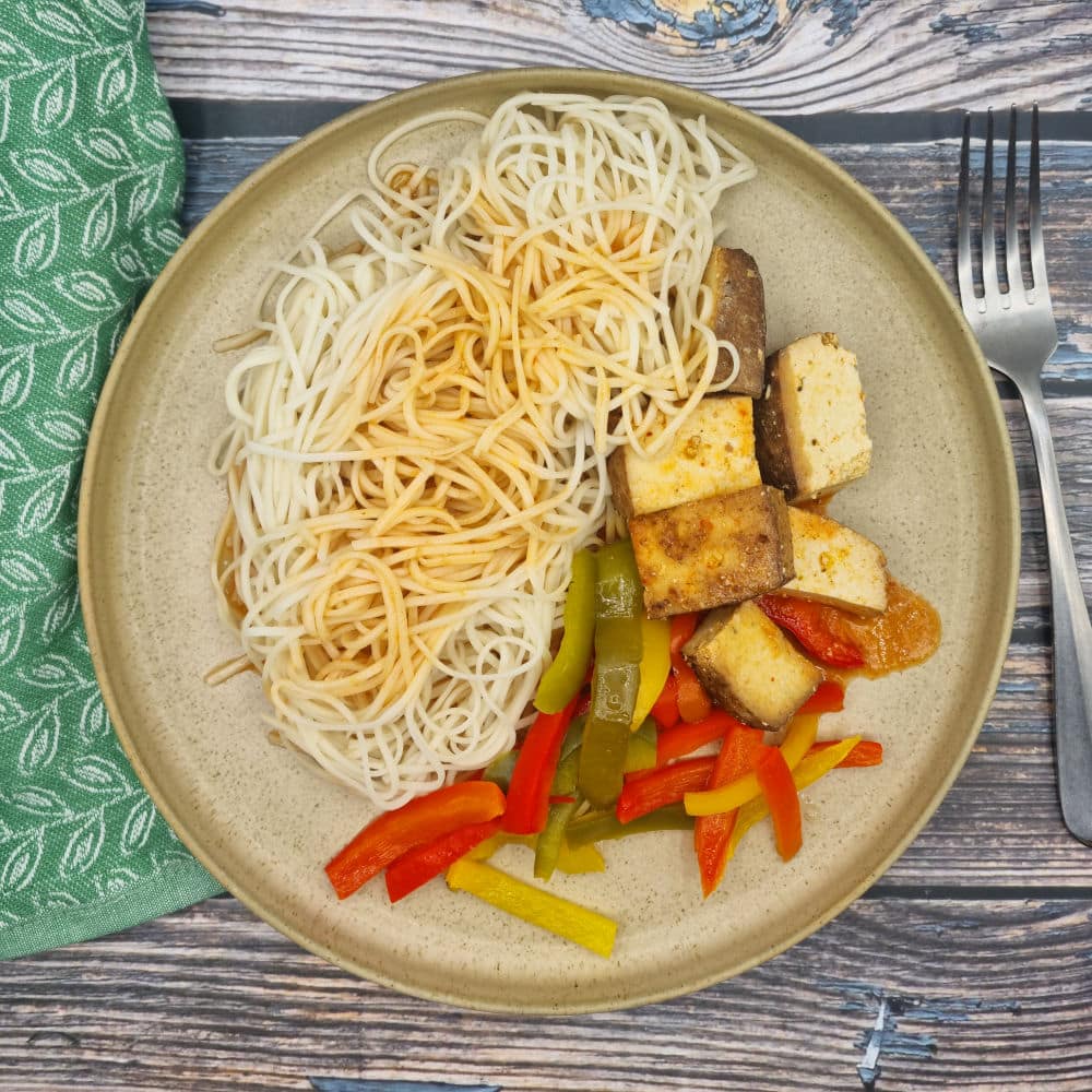 Gebratener Tofu mit chinesischen Nudeln, Mango und süß-saurer Sauce ...