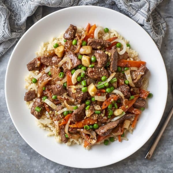 Gebratenes Rindfleisch mit Zwiebeln und kantonesischem Reis