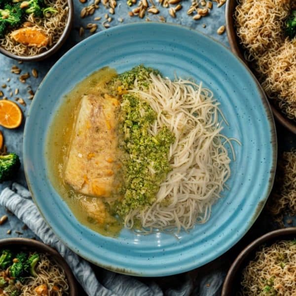 Cabillaud au miso et à l’orange, riz de brocoli et nouilles chinoises