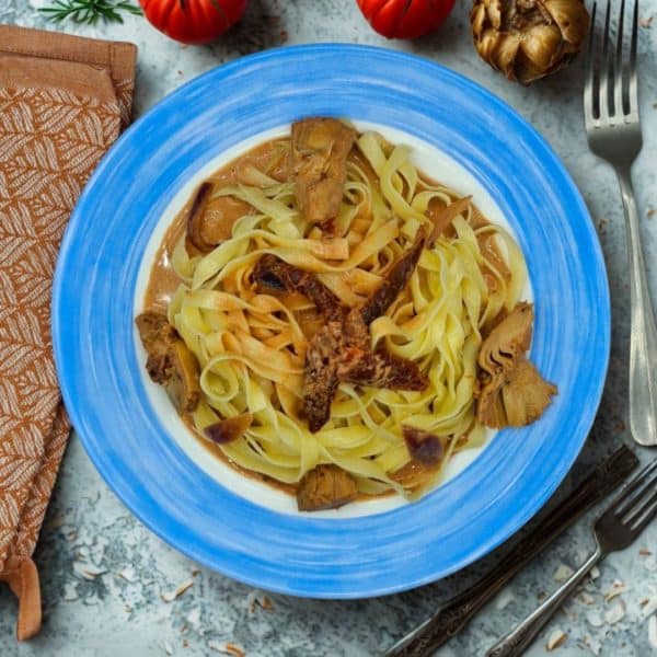 Tagliatelle aux artichauts avec sauce tomate au gin