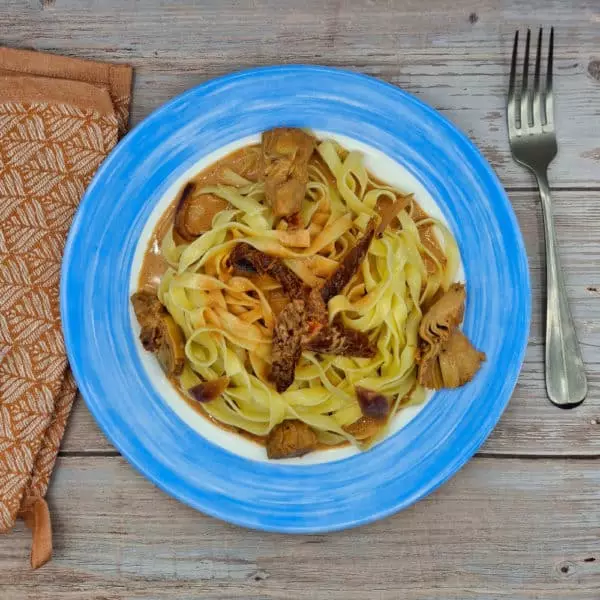 Tagliatelle aux artichauts avec sauce tomate au gin