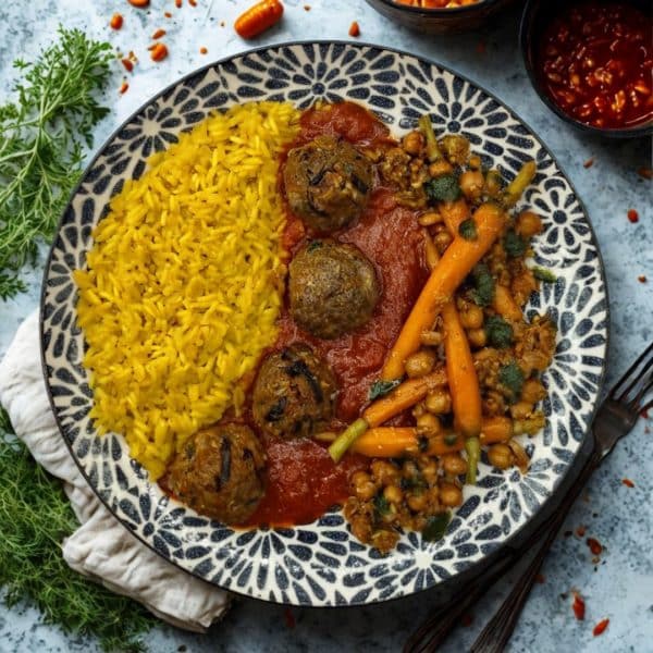 Kefta sauce tomate, carottes glacées à la harissa et riz parfumé au safran