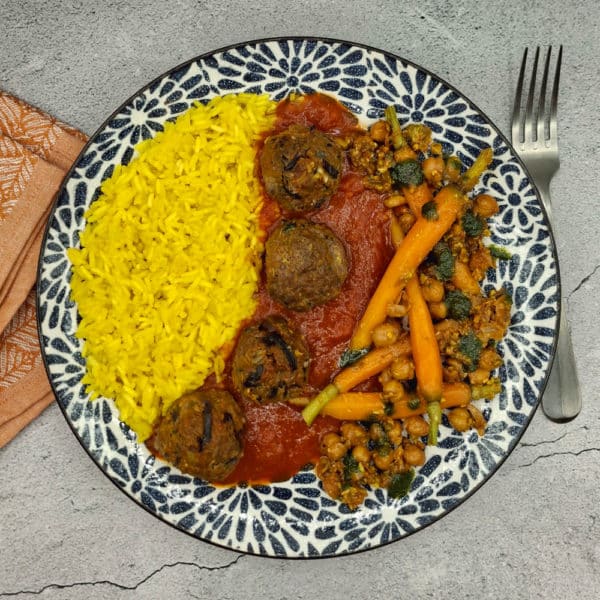 Kefta sauce tomate, carottes glacées à la harissa et riz parfumé au safran