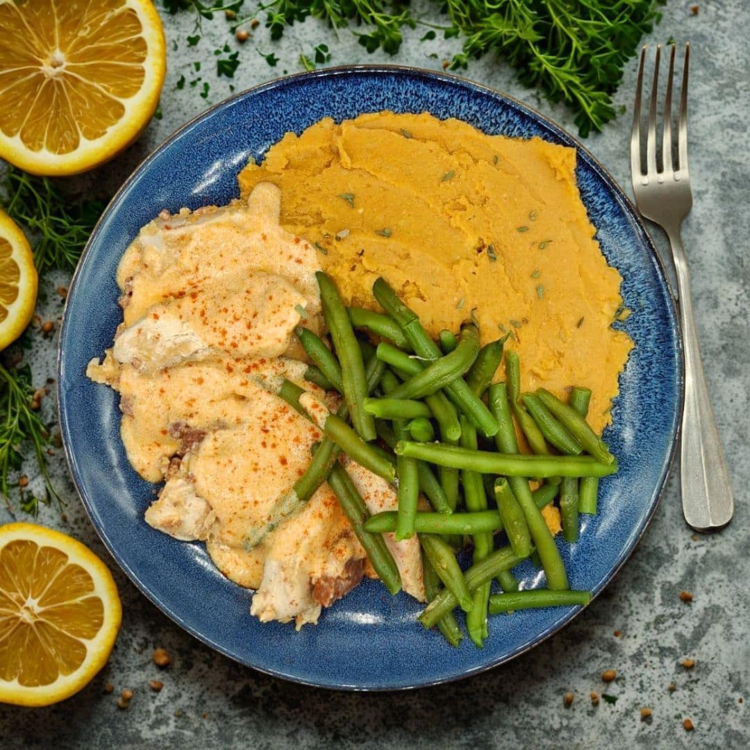 Poulet-sauce-cremeuse-au-chorizo-haricots-verts-et-puree-de-pois-chiches-au-citron-et-epices