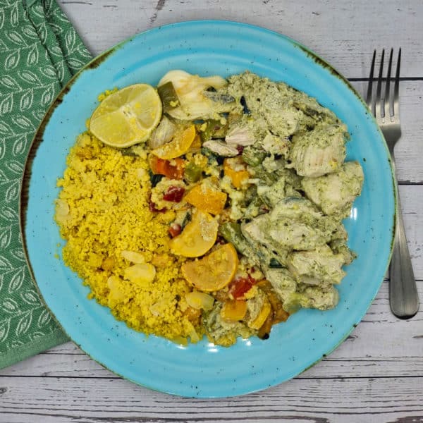 Cari vert au poulet, légumes grillés et couscous aux raisins