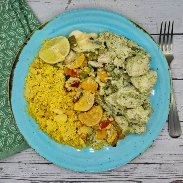 Cari vert au poulet, légumes grillés et couscous aux raisins