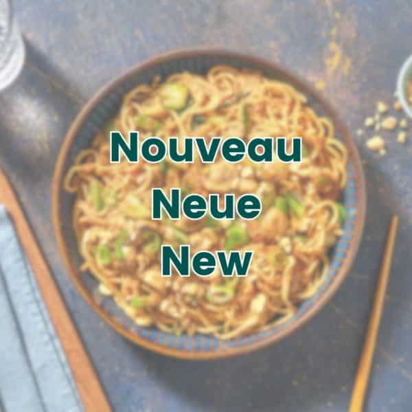 Wok de nouilles sautées sauce cacahuètes avec pak choï et champignons