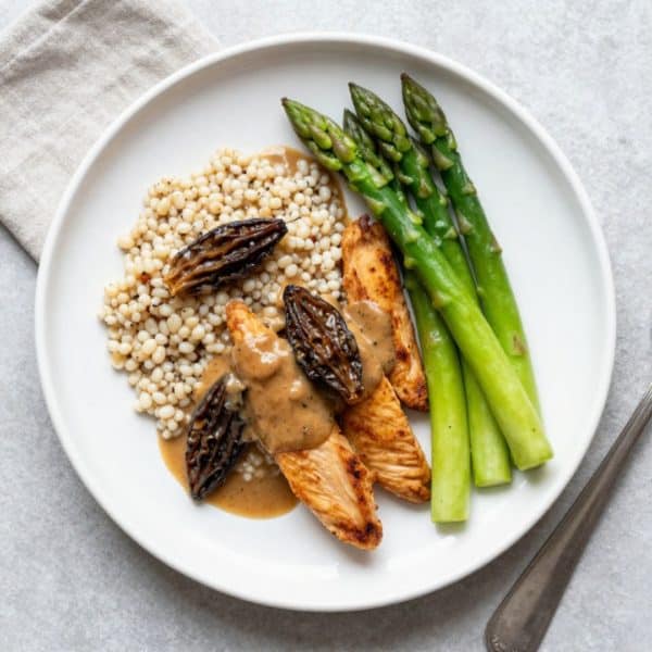 Veganes Geschnetzeltes mit Morchelsauce, Perlgraupen und grünem Spargel